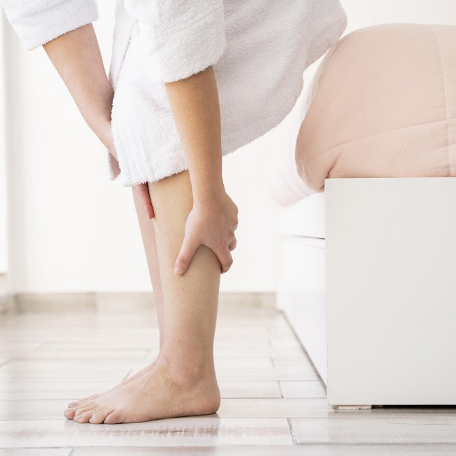 Stanchezza e gonfiore alle gambe? Dal massaggio al gel defaticante, i segreti per gambe leggere